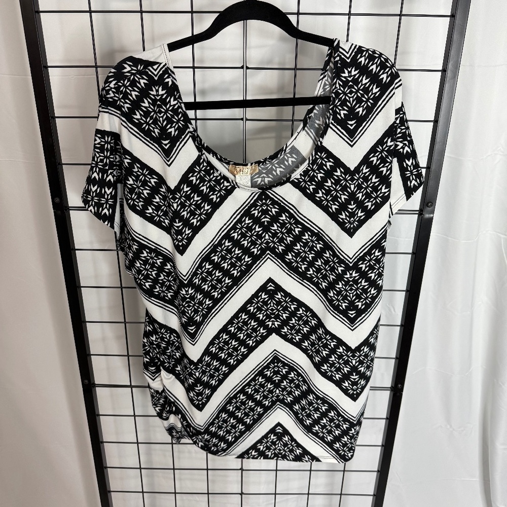 Lavish 1X Black and White Chevron Style Print Top
